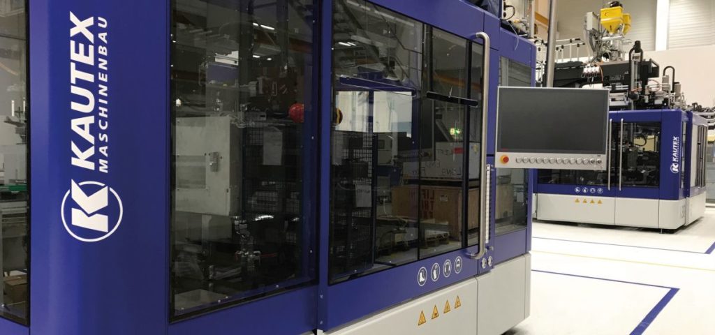 Kautex-Maschine KBB40D zur Herstellung von Flachovalflaschen für den Kosmetikbereich