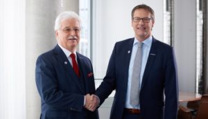 Siegfried Drost (li.) übergibt die Geschäftsführung Vertrieb an seinen Nachfolger Michael Mrachacz