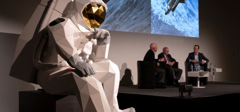 Überlebensgroßer Astronaut aus Wellpappe von Layercake