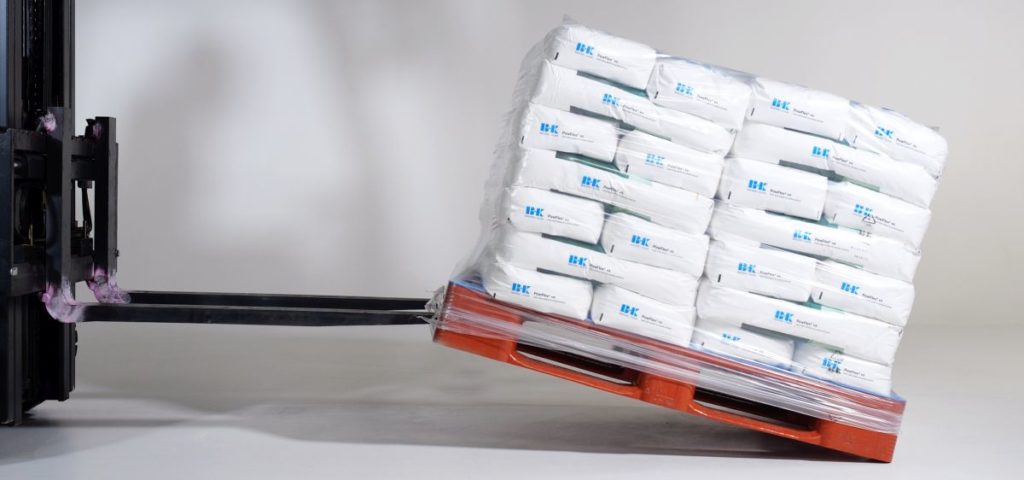 Pulversäcke PowFlex auf Palette mit SmartFlex-Folie gesichert (Bild: Bisch + Klein)