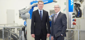 Bruno Schnekenburger (l.) und Manfred Stern (Bild: Yaskawa)