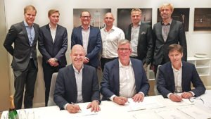 Unterzeichnung des Vertrags zur Akquisition der All-Print Holding A.B. durch Koenig & Bauer Coding. (Bild: Koenig & Bauer Coding)