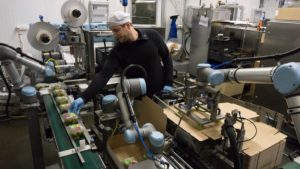 Durch den Roboter-Einsatz konnte Atria Scandinavia den Materialverbrauch deutlich senken. Heute fallen 25 Prozent weniger Kartonabfälle bei dem Hersteller für Gourmetprodukte an. (Bild: Universal Robots)