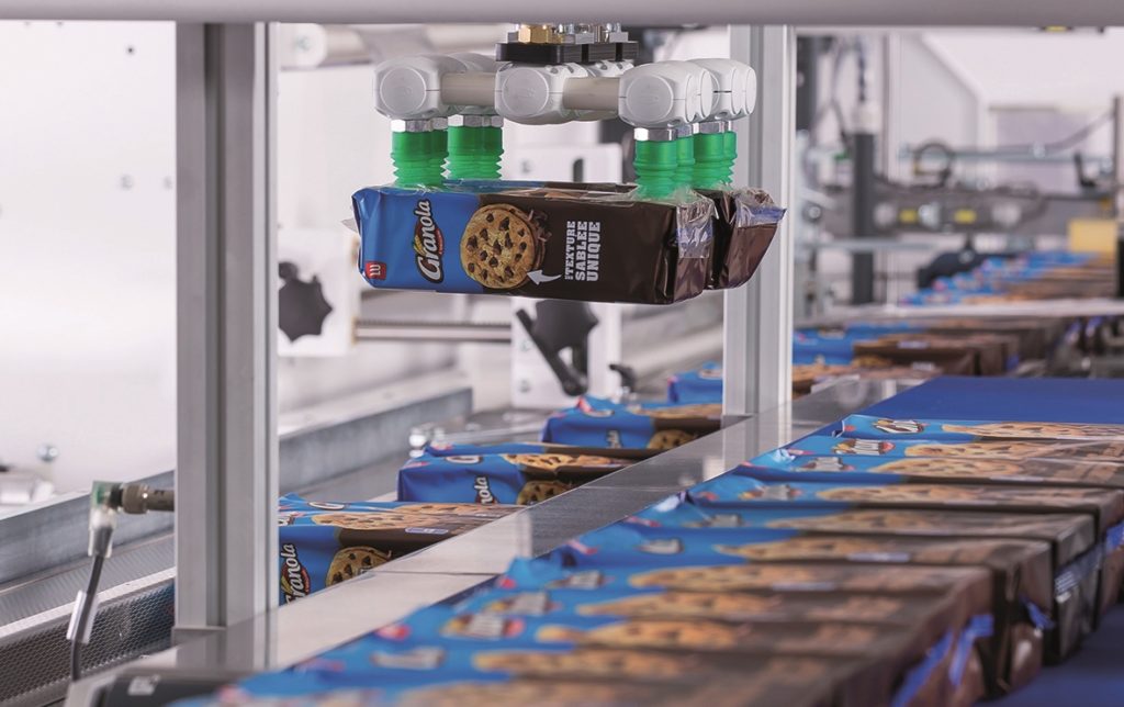 Ein Parallelroboter gruppiert Keksschachteln