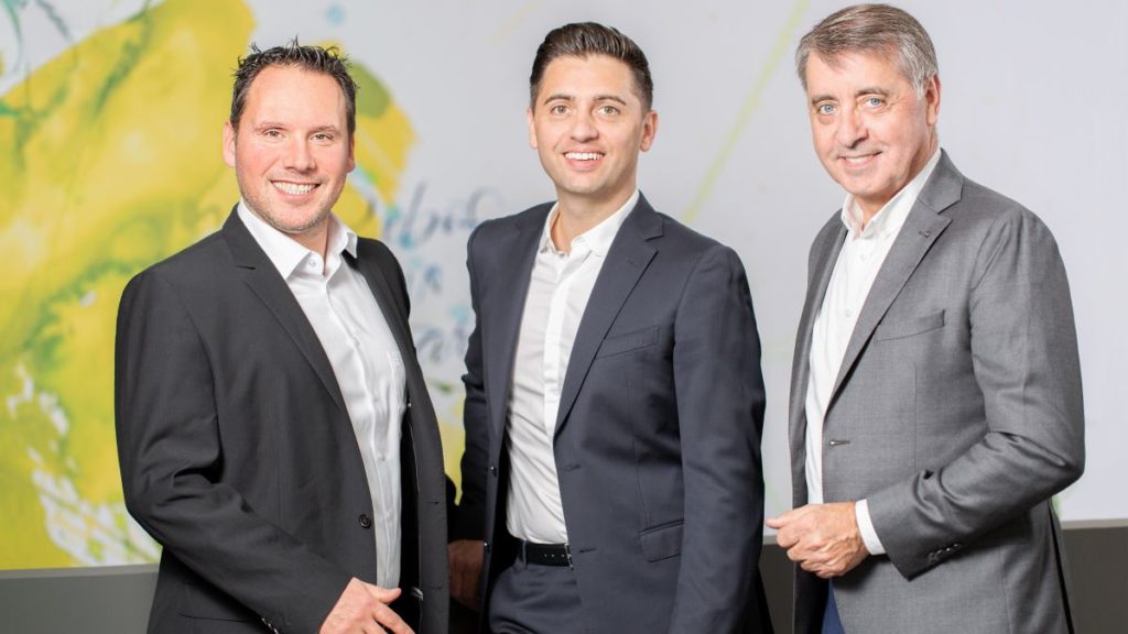 Die Robos-Geschäftsführer Daniel Sugg und Simon Reuter (v.l.) mit Harry Reuter (r.). (Bild: Robos GmbH & Co. KG)