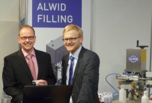 Die zweite (Jürgen Wieferig, l.) und dritte (Alexander Haskamp, r.) Generation arbeiten bei ALWID eng zusammen und repräsentieren das Familienunternehmen auch auf Messen. (Bild: Alwid)