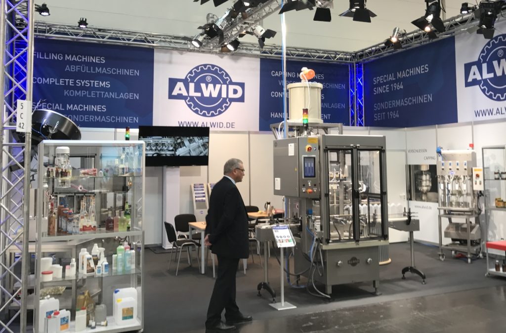 Mit neuen Maschinen auf der interpack 2017 punkten: So ist die vorgestellte Maschine auf das Abfüllen von Salzsäure ausgelegt. (Bild: Alwid)