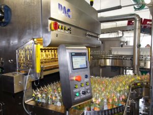 Zeitgleich befinden sich immer 2.205 Flaschen in der Maschine.