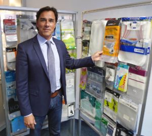 Beutel sparen gegenüber Blister-Verpackungen bis zu 70 Prozent Verpackungsvolumen. Das betont Franz Strubl, Geschäftsführer der Strubl GmbH & Co. KG. (Bild: Gerd Bergmann/Flexo+Tief-Druck)