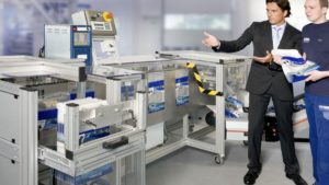 Franz Strubl (r.) vor einer seiner modularen Verpackungsmaschinen für Beutel. (Bild: Strubl GmbH & Co. KG)