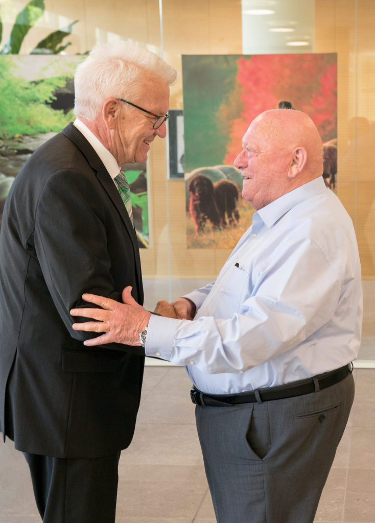 Gerhard Schubert (rechts) bei der Begrüßung von Winfried Kretschmann (Bild: Gerhard Schubert GmbH)