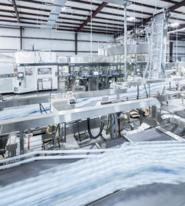 Bei RealPure Bottling in Magee, Mississippi, steht der erste der beiden TriBlöcke mit Streckblasmaschine, Etikettiermodul und Füller. (Bild: KHS Gruppe)