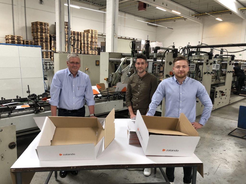 Uwe Streiber (Mitte) und Alex Astanin (rechts), beide bei Zalando SE, sind vom Re-Design der Verpackung (rechts im Bild) begeistert. Entwickelt wurde die Lösung von dem Display- und Verpackungsstrategen DS Smith (hier vertreten durch Key Account Manager Rainer Büttner, links) (Bild: DS Smith)