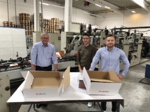 Uwe Streiber (Mitte) und Alex Astanin (rechts), beide bei Zalando SE, sind vom Re-Design der Verpackung (rechts im Bild) begeistert. Entwickelt wurde die Lösung von dem Display- und Verpackungsstrategen DS Smith (hier vertreten durch Key Account Manager Rainer Büttner, links) (Bild: DS Smith)