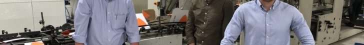 Uwe Streiber (Mitte) und Alex Astanin (rechts), beide bei Zalando SE, sind vom Re-Design der Verpackung (rechts im Bild) begeistert. Entwickelt wurde die Lösung von dem Display- und Verpackungsstrategen DS Smith (hier vertreten durch Key Account Manager Rainer Büttner, links) (Bild: DS Smith)