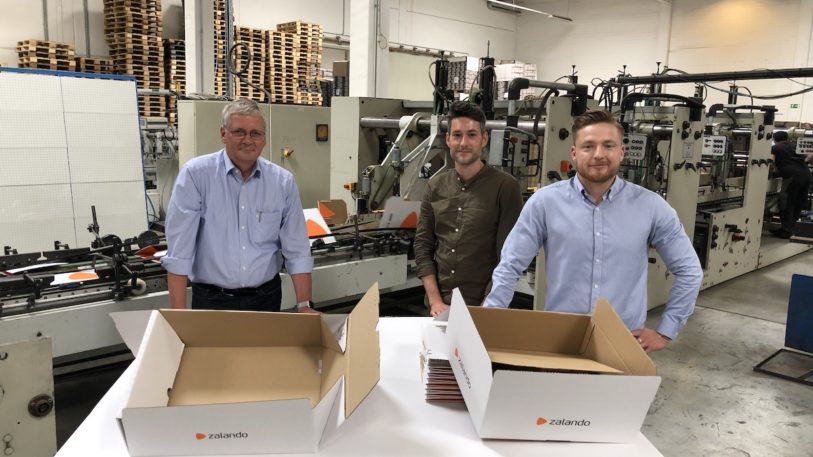 Uwe Streiber (Mitte) und Alex Astanin (rechts), beide bei Zalando SE, sind vom Re-Design der Verpackung (rechts im Bild) begeistert. Entwickelt wurde die Lösung von dem Display- und Verpackungsstrategen DS Smith (hier vertreten durch Key Account Manager Rainer Büttner, links) (Bild: DS Smith)