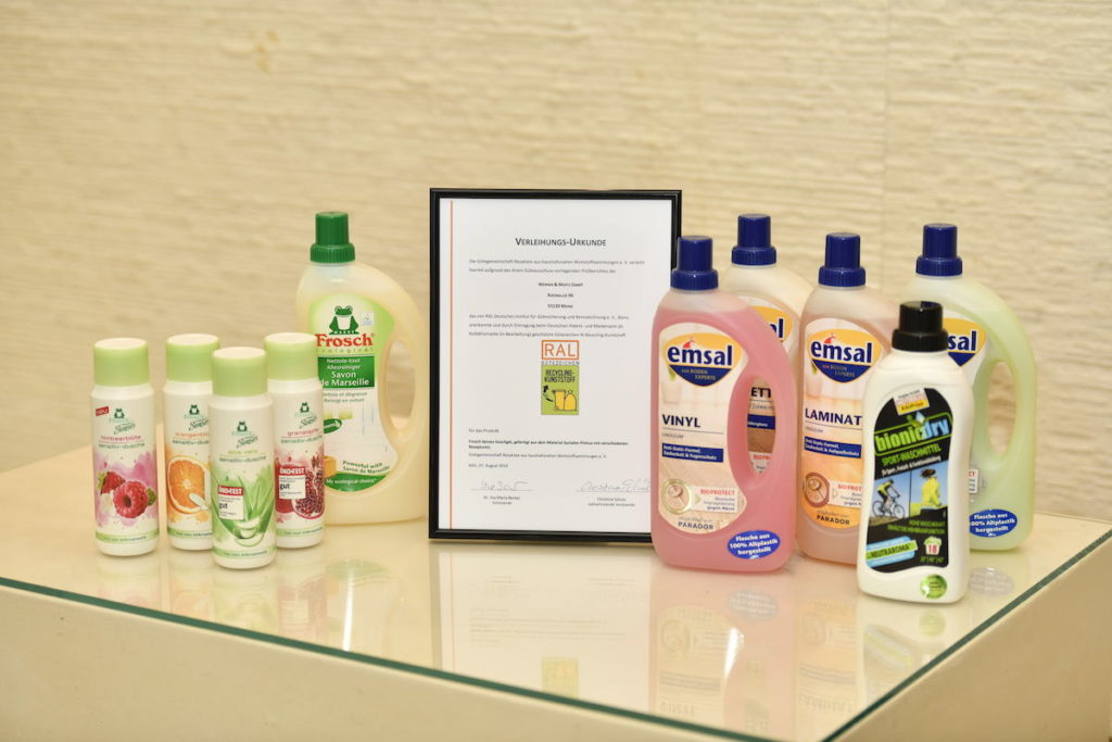 Im ersten Schritt wurden die PE-Verpackungen von Werner & Mertz auditiert, dazu zählen beispielsweise Verpackungen der Marken emsal und bionicdry sowie die neue Duschgelflasche von Frosch Senses. (Bild: Werner & Mertz)