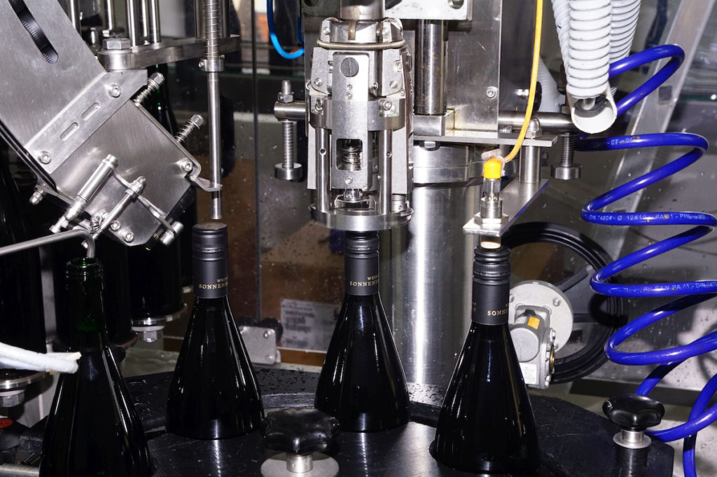 Bis zu 2.500 Flaschen kann die Familie Schäfer stündlich auf ihrer Stroh-Abfülllinie verarbeiten. (Bild: broesele)