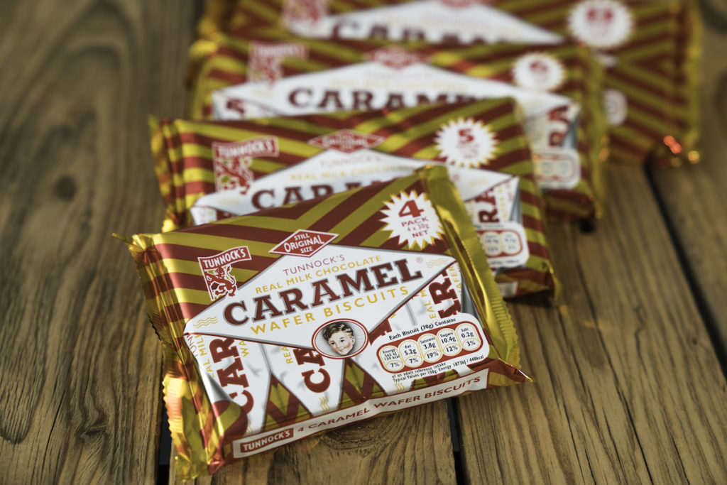 Die Caramel Wafer Biscuits werden automatisch in Multipacks aus vier, fünf, sechs oder acht Produkten gruppiert. (Bild: BOSCH Packaging Technology)