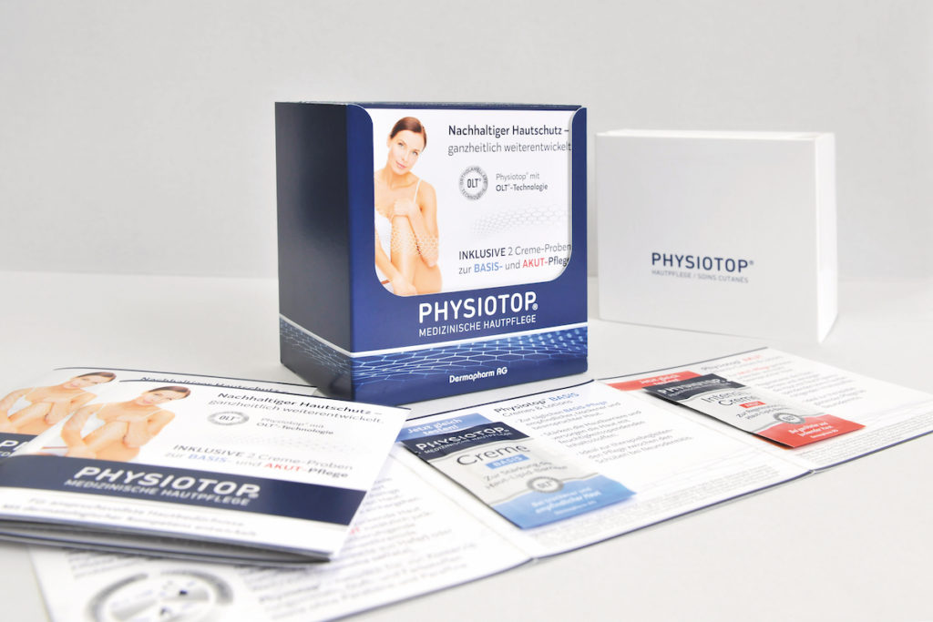 Zwei verschiedene Sachets von Dermapharm wurden auf einem sechsseitigen Folder platziert. (Bild: MUNDSCHENK Stickpack Service)