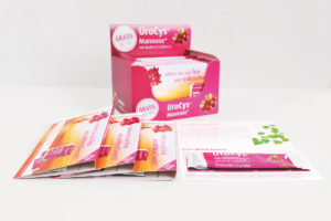 Ein weiteres Projekt von MUNDSCHENK für Dermapharm: Nahrungsergänzungsmittel „Urocys Mannose+“. Die Entwicklung und der Druck der Displays und Probenträger direkt im Hause MUNDSCHENK mit anschließender Konfektionierung ermöglichen eine hohe Zeit- und Kostenersparnis durch kurze Transportwege. (Bild: MUNDSCHENK Stickpack Service)