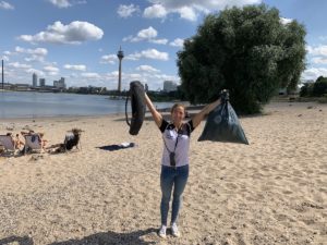 Team Kunststoff hilft beim Müllsammeln am Rhein (Bild: PlasticsEurope Deutschland e. V.)