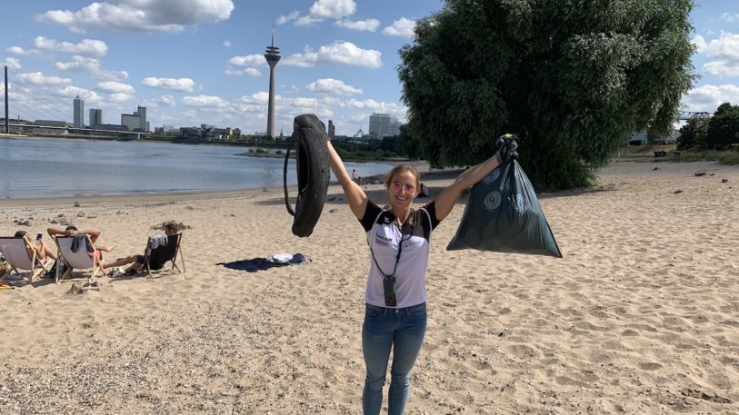 Team Kunststoff hilft beim Müllsammeln am Rhein (Bild: PlasticsEurope Deutschland e. V.)