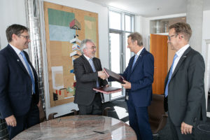 Mit der Unterzeichnung des Kaufvertrags Mitte Juni wollen die Uhlmann Group und die SensoLogic GmbH die Digitalisierung des Pharma Packaging weiter vorantreiben. (Bild: Uhlmann Pac-Systeme GmbH & Co. KG)