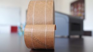 Klebestreifen mit einer Fadenverstärkung aus Naturfaser (Bild: Neubronner)