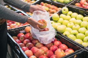 Waschbare Mehrwegnetze ermöglichen eine plastikfreie Verpackung in der real Obst- und Gemüseabteilung. (Bild: real GmbH)