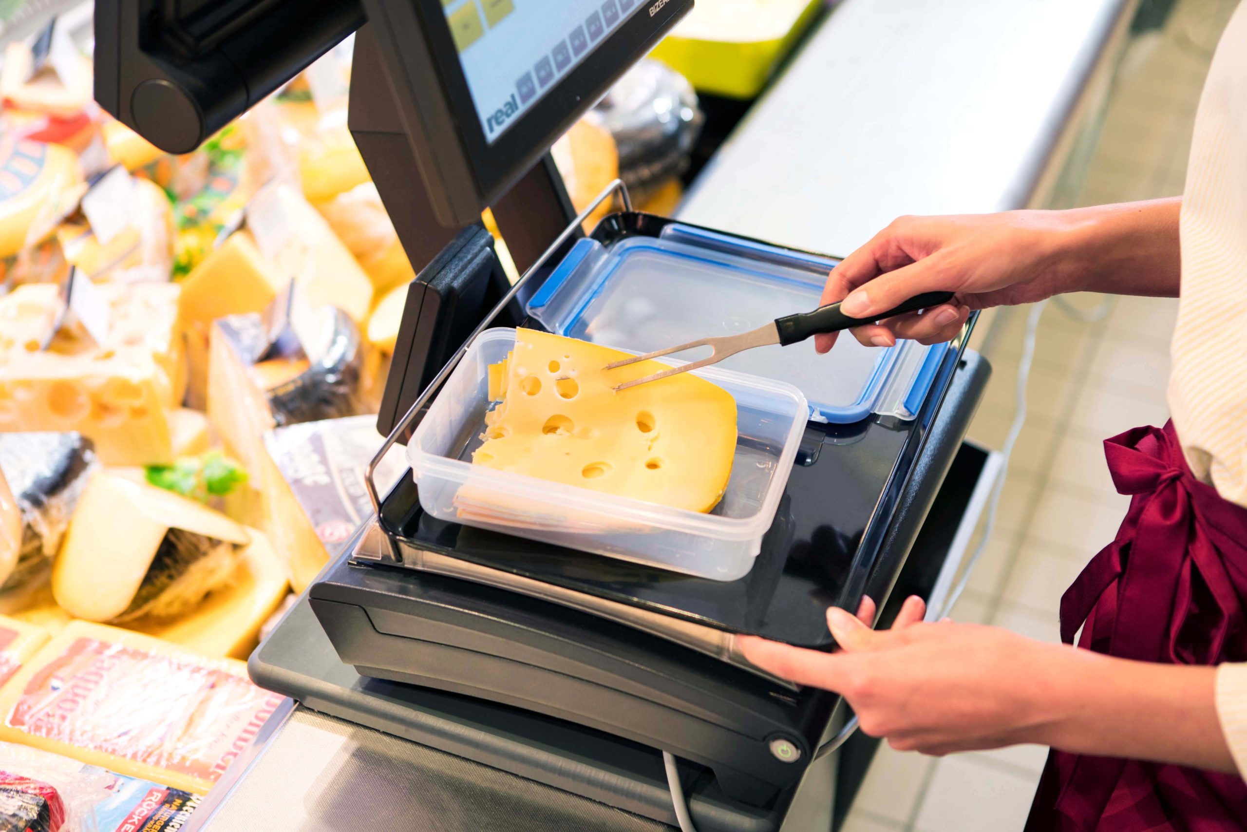 Mehrweg an den Bedientheken: Kunden können sich an allen real Standorten Wurst-, Käse- und Fleischwaren in selbst mitgebrachte Behälter verpacken lassen. (Bild: real GmbH)