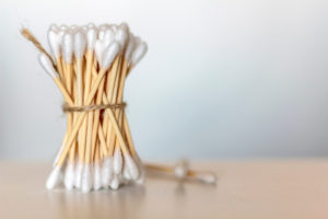 Wattestäbchen mit Papierschaft und Bio-Baumwolle (Bild: Shutterstock)