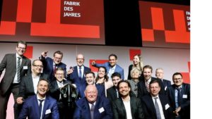 Das Schubert-Team mit Firmengründer Gerhard Schubert (1. Reihe, 2. v. l.) nahm im Rahmen der feierlichen Gala den Preis „Fabrik des Jahres“ entgegen. (Bild: Süddeutscher Verlag Veranstaltungen)