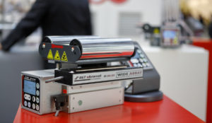 Das besonders vielseitige Bahnlaufregelungssystem CompactGuide deckt praktisch alle Anforderungen der Verpackungsherstellung an die Bahnlaufregelung ab. (Bild: BST eltromat International GmbH)