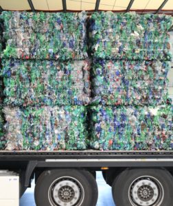 Im Handel abgegebene PET-Einwegflaschen werden in Ballen zum Recyclingwerk transportiert. Dadurch können Lkw die Flaschen platzsparend befördern. (Bild: Mitteldeutsche Erfrischungsgetränke GmbH & Co. KG)