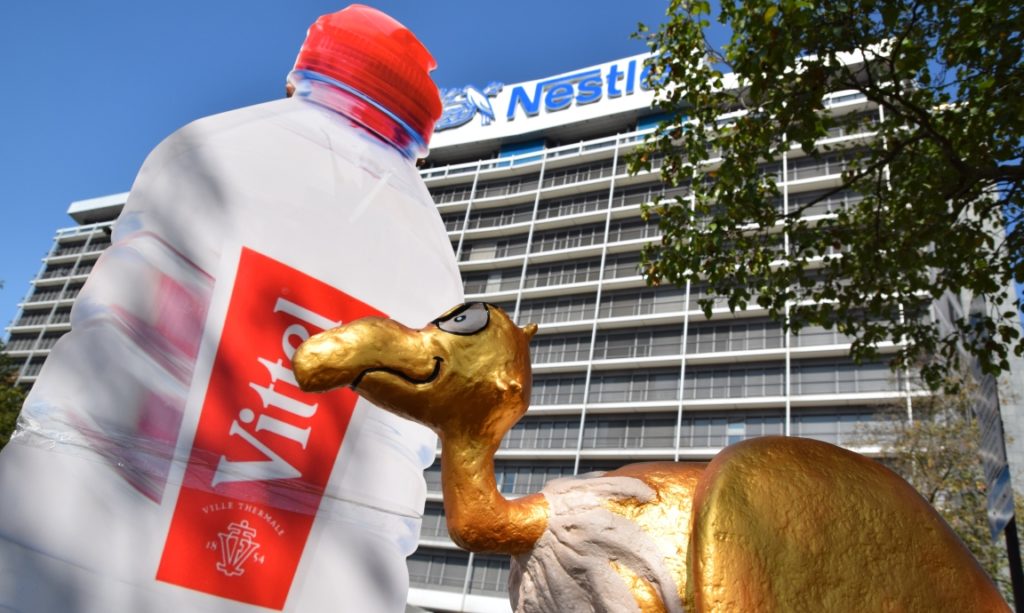 „Goldener Geier“ und eine überdimensionale Vittel-Flasche vor der Nestlé-Firmenzentrale in Frankfurt (Bild: DUH )