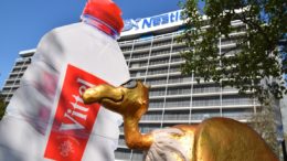 „Goldener Geier“ und eine überdimensionale Vittel-Flasche vor der Nestlé-Firmenzentrale in Frankfurt (Bild: DUH )