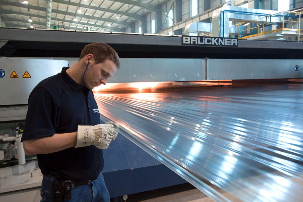 Die Brückner Servtec GmbH präsentiert ihre neuen digitalen Lösungen „Brückner ONE“ für die Folienproduktion. (Bild: Brückner Servtec GmbH)