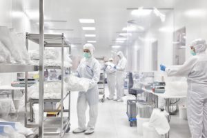Reinraumproduktion nach ISO 7 am griechischen ALPLA Standort. (Bild: ALPLA)