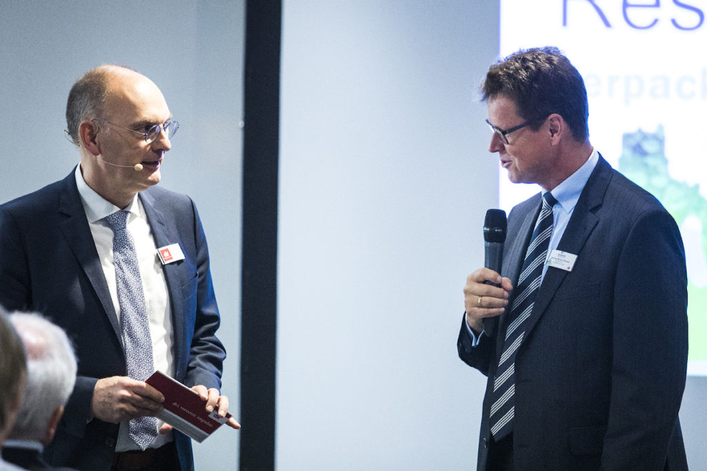 Winfried Batzke, Geschäftsführer dvi, und Markus Müller-Drexel, Geschäftsführer INTERSEROH Dienstleistungs GmbH, auf der „Future Resources 2018“ (Bild: ALBA Group)