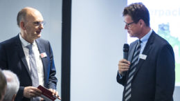 Winfried Batzke, Geschäftsführer dvi, und Markus Müller-Drexel, Geschäftsführer INTERSEROH Dienstleistungs GmbH, auf der „Future Resources 2018“ (Bild: ALBA Group)