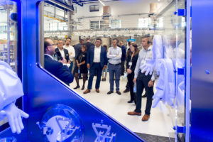 Die pharmazeutischen Herausforderungen der Zukunft erfordern neue technische Konzepte. Optima Pharma zeigte eine immense Vielfalt neuer Lösungen. Robotik für unterschiedlichste Anwendungen sowie hocheffiziente Begasungssysteme für die Dekontamination sind Beispiele dafür. (Bild: OPTIMA packaging group GmbH)