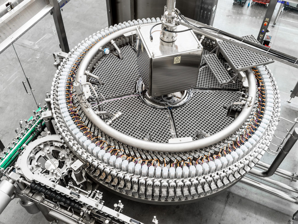 Füllerkarussell für Dosen von Sidel auf der BrauBeviale