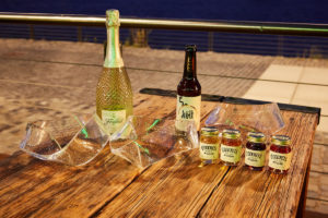 Die Gewinner der „Produktinnovation in Glas“ mit dem gläsernen Möbiusband. (Bild: Aktionsforum Glasverpackung / Marc Thürbach)