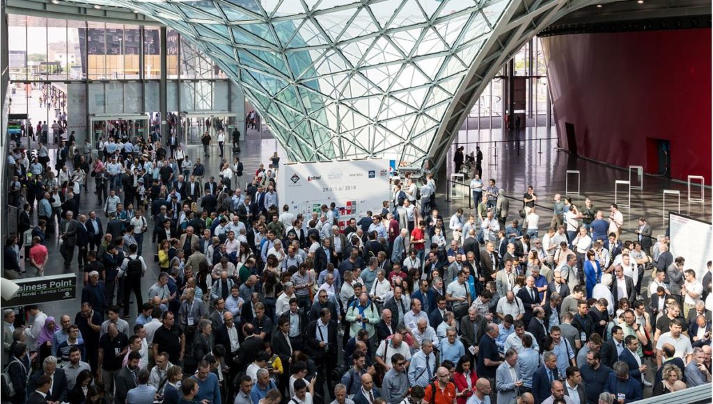 Messe-Besucher auf Ipack-IMA