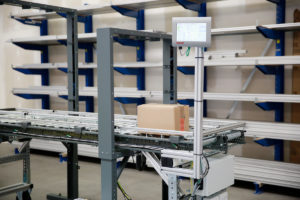 Der neue ProfileScan von KHT erkennt bei der Stammdatenerfassung von Artikeln Abweichungen vom Standardmaß und stellt damit fehlerfreie und effiziente Prozesse im automatisierten Lagerumfeld sicher. (Foto: KHT)