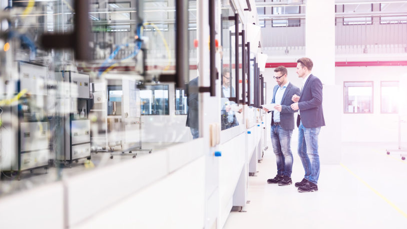 Zwei Männer in Fabrikhalle von Lenze in Niedersachsen (Bild: Lenze)