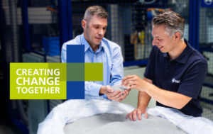 Die Kautex Maschinenbau GmbH demonstriert unter ihrem Messemotto „Creating Change Together“ einen geschlossenen Kunststoffkreislauf. (Bild: Kautex Maschinenbau GmbH)