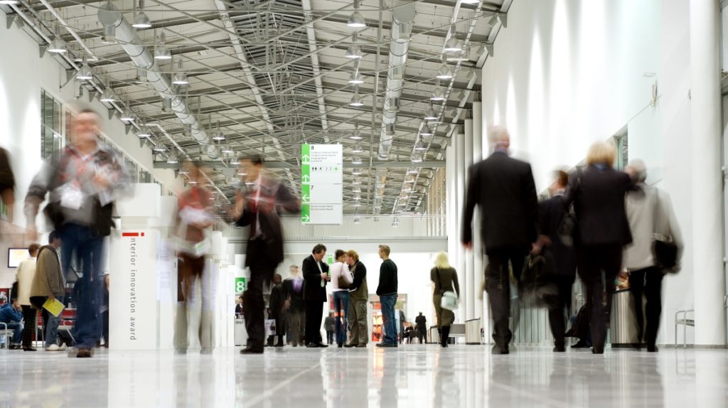 Der Messeboulevard der KoelmMesse sorgt für kurze Wege der Messebesucher. (Bild: Koelnmesse GmbH Hanne Engwald)