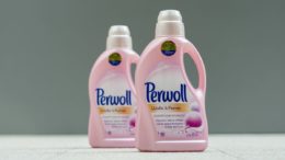 Perwoll-Flaschen aus chemisch recyceltem Kunststoff (Im ChemCycling-Projekt von BASF haben Henkel und Alpla diese besonderen Perwoll-Flaschen entwickelt. (Bild: Henkel AG & Co. KGaA))